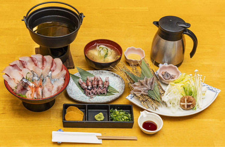 富山湾の「神秘」ホタルイカの特殊な世界！ ホタルイカ漁師と楽しむ特別な朝食体験