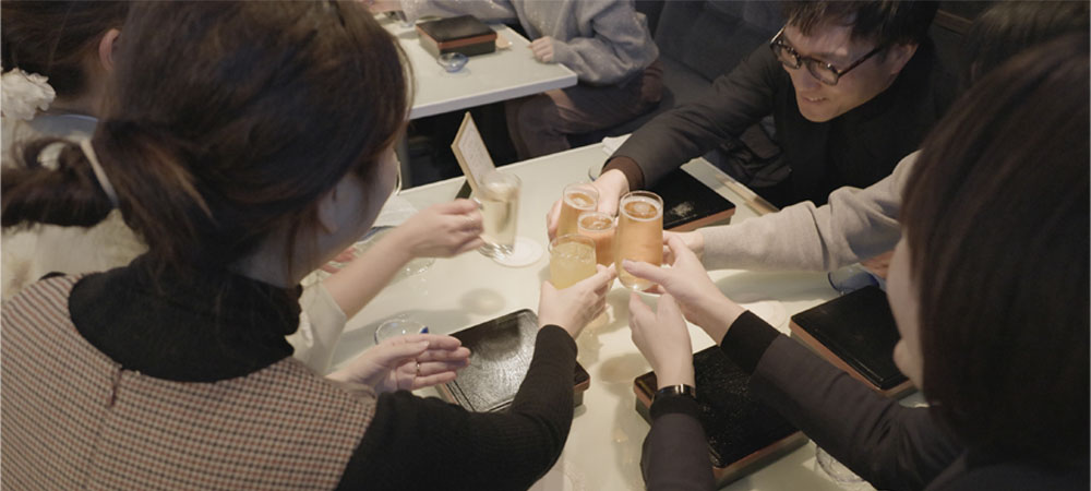 地元案内人と行くスナックハシゴ旅 はじめての富山の夜の文化体験 ― 寿司と人情の夜 ―