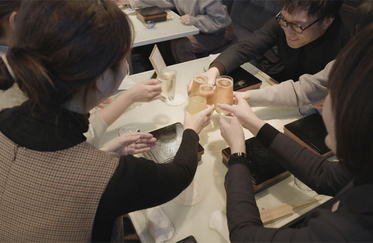 地元案内人と行くスナックハシゴ旅 はじめての富山の夜の文化体験 ― 寿司と人情の夜 ―