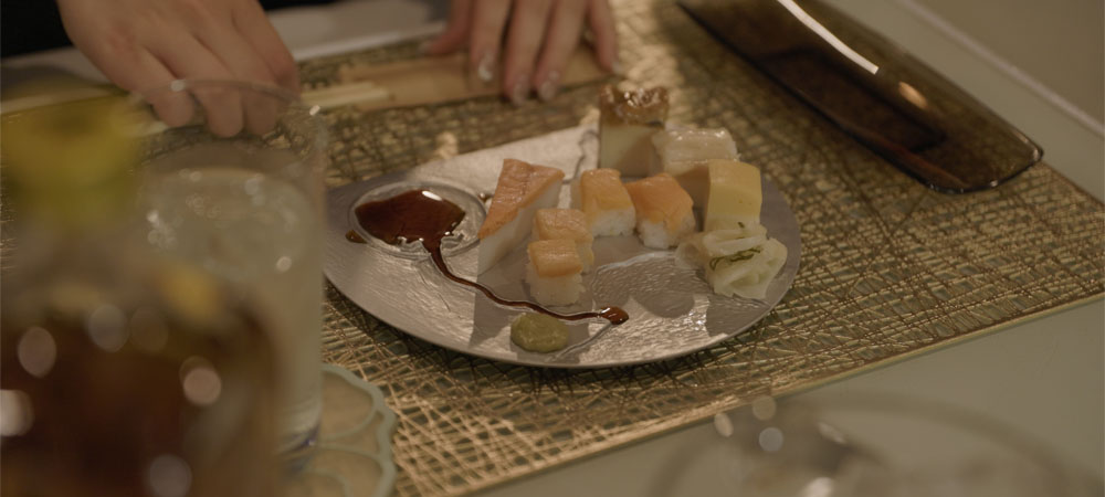 地元案内人と行くスナックハシゴ旅 はじめての富山の夜の文化体験 ― 寿司と人情の夜 ―